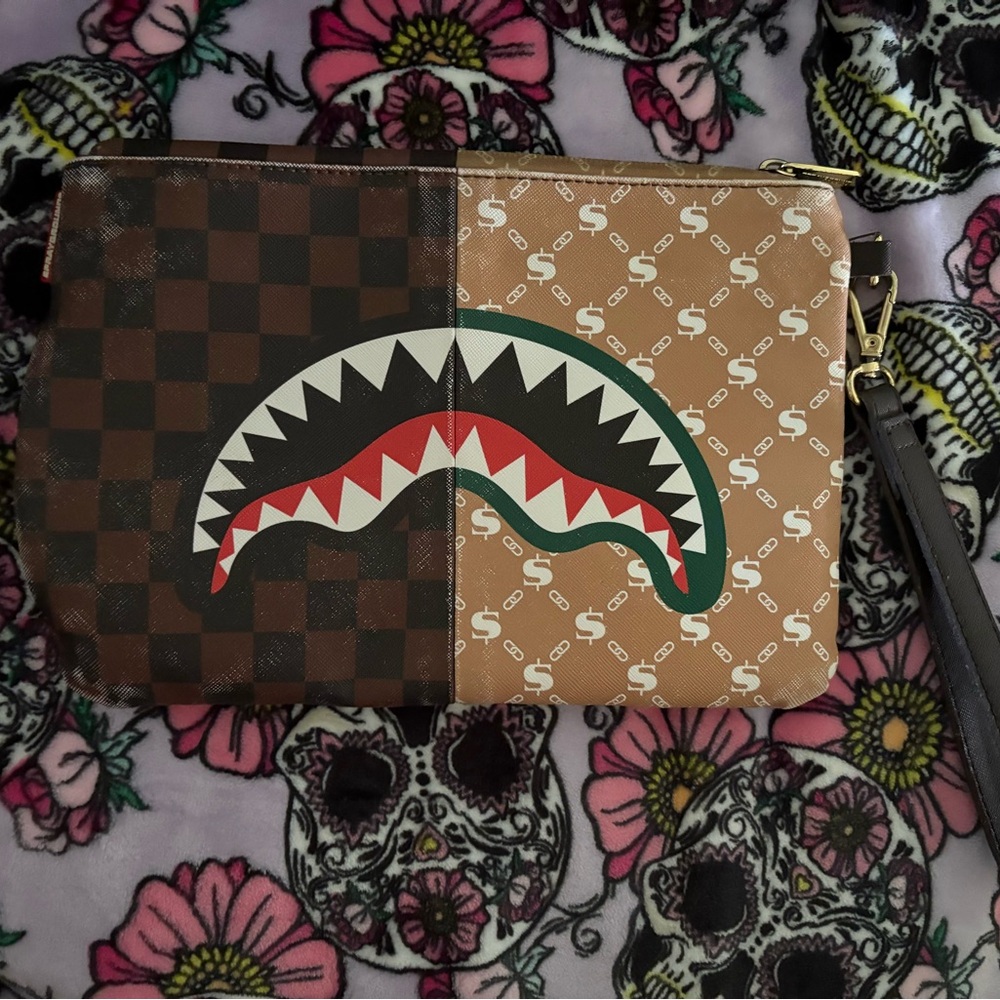 Sprayground PARIS VS
FLORENCE POUCHETTE BAG Wristlet
10”x7”